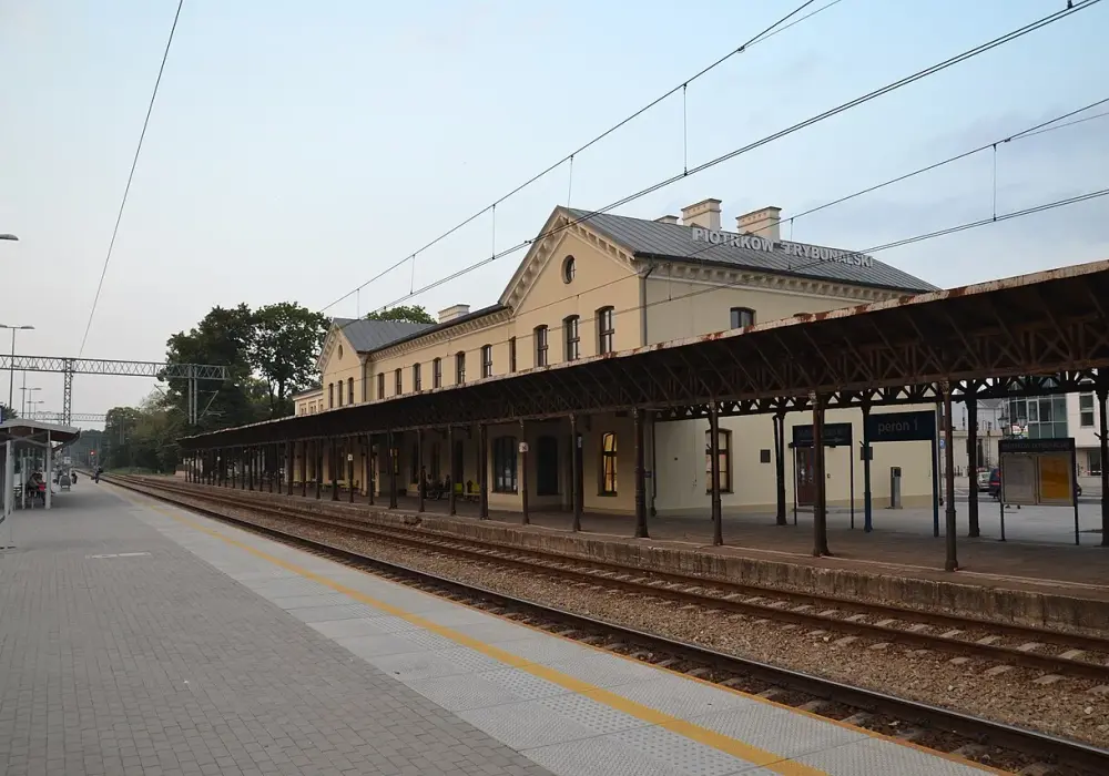 PKP Piotrków Trybunalski - Jak sprawdzić rozkład i dojechać?