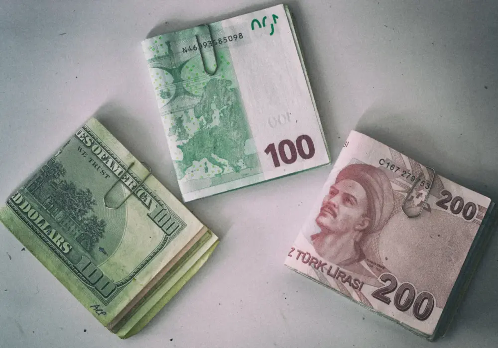 Waluta na Cyprze - Euro vs Lira - Jak płacić bez stresu?