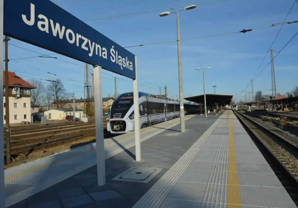 PKP Jaworzyna Śląska - Rozkład jazdy i stacja. Zaplanuj podróż!