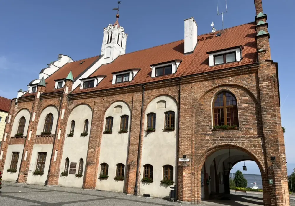 Jak dojechać do Dziwnowa pociągiem i co zobaczyć w Kamieniu Pomorskim