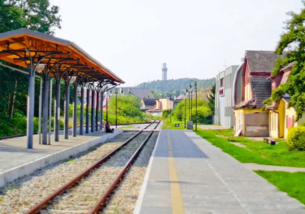 Jak dojechać do Niechorza pociągiem? Połączenia, transport lokalny i porady