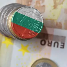 Monety z flagą Bułgarii na tle euro. Jaka waluta jest w Bułgarii? Wkrótce może się to zmienić.