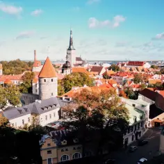 Widok na średniowieczne wieże i czerwone dachy Starego Miasta w Tallinnie. To idealne miejsce, by odkryć, co warto zobaczyć w Estonii.