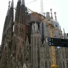 Sagrada Familia w budowie, idealne miejsce na zwiedzanie w ramach "barcelona w trzy dni". Wskazówki kierują do centrum i szpitala.