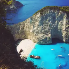 Widok na Zatokę Wraku na wyspie greckiej Zakynthos. Biała plaża, turkusowa woda i klify.