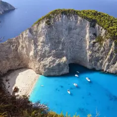 Widok na Navagio Beach, jedną z najpiękniejszych wysp w Grecji. Białe klify, turkusowa woda i wrak statku tworzą niezapomniany krajobraz.