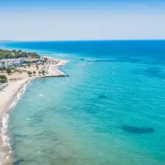 Wyspa Kos oferuje piękne plaże i turkusowe morze. Widok na wybrzeże z hotelami i leżakami zaprasza do wypoczynku.