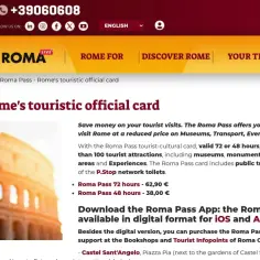 Rzymski bilet komunikacji miejskiej Roma Pass na telefonie przed Koloseum.