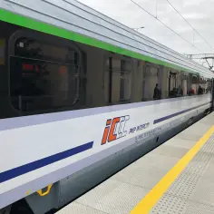PKP Intercity - eic co to za pociąg? Nowoczesny skład z zielonym pasem i logo PKP Intercity na białym tle, gotowy do podróży.
