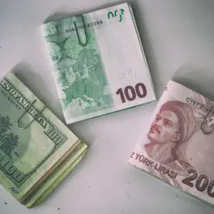 Dolar, euro i lira. Jaka waluta na Cyprze? Na pewno nie lira turecka.