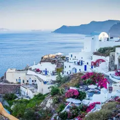 Santorini, Grecja. Czy do Grecji potrzebny jest paszport? Tak, ale widok jest wart podróży! Białe domy, błękitne morze i kwitnące bugenwille.