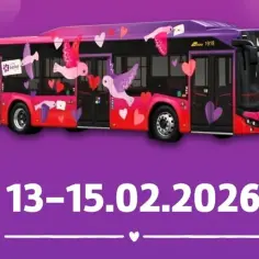 Autobus z motywem walentynkowym, ozdobiony sercami i gołębiami, z datą 13-15.02.2026.
