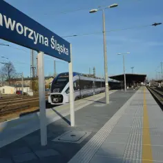 Nowoczesny pociąg na peronie dworca PKP Jaworzyna Śląska.