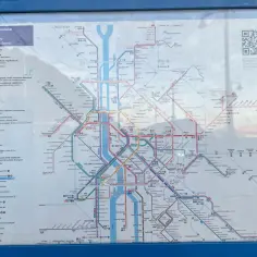 Mapa komunikacji miejskiej Budapeszt: linie metra, kolei podmiejskiej i tramwajów.
