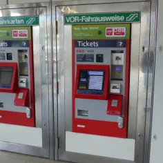 Dwa automaty biletowe OBB w Wiedniu. Można tu kupić bilety na metro i inne środki transportu.