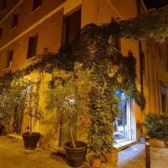 Urokliwa uliczka w Bolonii, gdzie zjesc? Wiele restauracji z klimatycznymi ogródkami i iluminacjami.