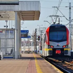 Nowy pociąg czeka na peronie stacji kolejowej na trasie Skierniewice Warszawa.