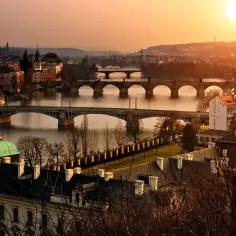 Zachód słońca nad Wełtawą, widok na mosty i zabytkowe budynki. Idealne punkty widokowe Praga.