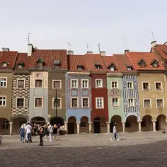 Kolorowe kamienice na Starym Rynku w Poznaniu, idealne na jednodniowe wycieczki z Poznania.