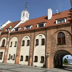 Jak dojechać do Dziwnowa pociągiem i co zobaczyć w Kamieniu Pomorskim