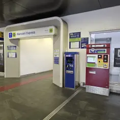 Bilety na Marconi Express, który dowiezie Cię z lotniska do centrum Bolonii, kupisz w automacie.