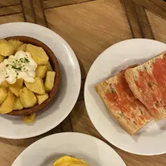 Patatas bravas i pan con tomate – idealne, by dowiedzieć się, co zjeść w Barcelonie.