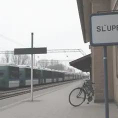 Jak dojechać pociągiem do Rowów? Najlepsze trasy i wskazówki.