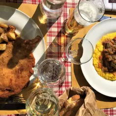 Pyszny obiad w Mediolanie: panierowany kotlet z ziemniakami i risotto z mięsem. Idealne miejsce, gdzie zjeść w Mediolanie.