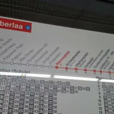 Rozkład jazdy linii U1 Oberlaa w Wiedniu, pokazujący stacje i godziny odjazdów. Wiedeń komunikacja miejska bilety.