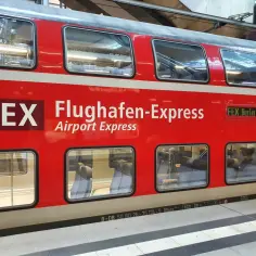 Czerwony pociąg FEX Flughafen-Express, czyli Airport Express, to świetny sposób, jak dojechać do Berlina. Na wyświetlaczu widnieje "FEX Berlin Hbf".
