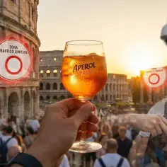 Aperol Spritz przy Koloseum, znaki "strefa ograniczonego ruchu" i kamery. Czy we Włoszech jest bezpiecznie?