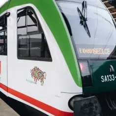 Pociągi do Władysławowa czekają na pasażerów na peronie. Zielono-biała lokomotywa z numerem SA133-012 gotowa do podróży.