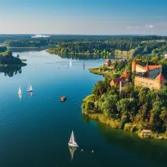 Jakie są atrakcje turystyczne na Mazurach: Co warto zwiedzić na Mazurach?