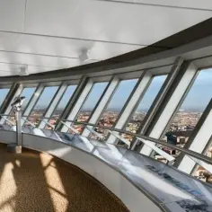 Widok z wieży telewizyjnej w Berlinie. Bilety na górę zapewniają panoramiczne widoki miasta.