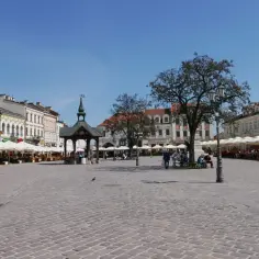 Rynek w Rzeszowie, idealne miejsce, by zacząć zwiedzać miasto. Kawiarnie, zabytkowe kamienice i ratusz czekają na odkrycie.