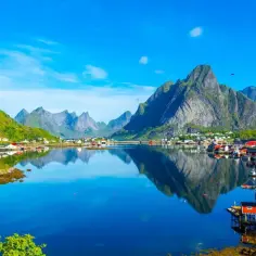 Malownicze fiordy, góry i czerwone domki rybackie. Idealny pomysł na wakacje w Norwegii.