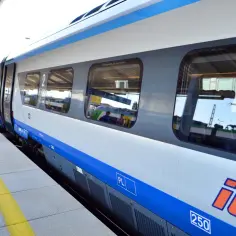 Pociąg PKP Intercity na peronie, gotowy do podróży z Warszawy do Rijeky.