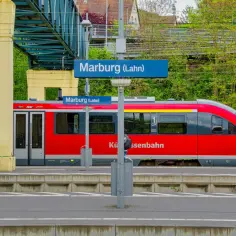Czerwony pociąg na stacji Marburg (Lahn) w Niemczech, gotowy do podróży.