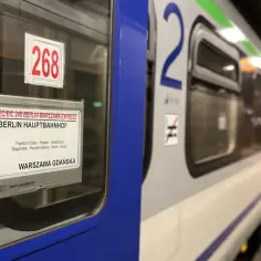 Pociągi międzynarodowe z Polski: Berlin-Warszawa Express EC/EIC 249. Widoczny wagon z numerem 268 i oznaczeniem trasy.