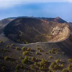 Krajobraz wulkaniczny na la palma wyspa. Kratery, drogi i wiatrówki na tle oceanu.