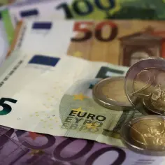 Euro monety i banknoty, w tym 5, 50 i 500 euro. W Chorwacji obowiązuje euro.