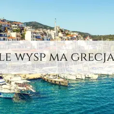 Port z łodziami i żaglówkami, na wzgórzu białe domy. Tekst: "Ile wysp ma Grecja?".