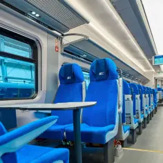 Wygodne siedzenia w pociągu PKP Intercity. Planujesz podróż? Sprawdź, jak dojechać pociągiem do Niechorza.
