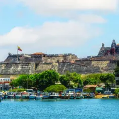 Zamek Castillo San Felipe de Barajas w Cartagena de Indias góruje nad zatoką pełną łodzi.