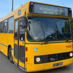 Żółty autobus, który może pomóc w podróży z Krakowa do Dąbek nad morzem.