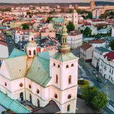 Widok z lotu ptaka na Rzeszów, z dominującym kościołem i zabytkową zabudową. Odkryj rzeszów atrakcje turystyczne!