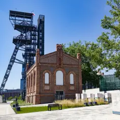 Wieża wyciągowa kopalni i zabytkowa ceglana maszynownia to nietypowe atrakcje Katowice, tworzące industrialny krajobraz.