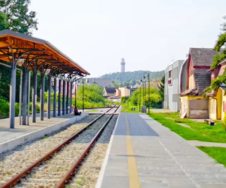Jak dojechać do Niechorza pociągiem? Połączenia, transport lokalny i porady