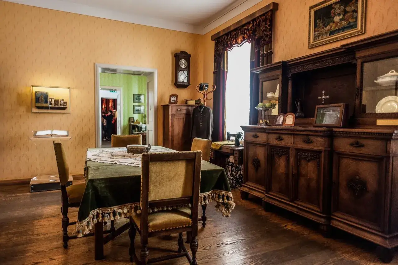 Wadowice co zwiedzić? Muzeum z historycznym wnętrzem, gdzie można poczuć ducha minionych lat.