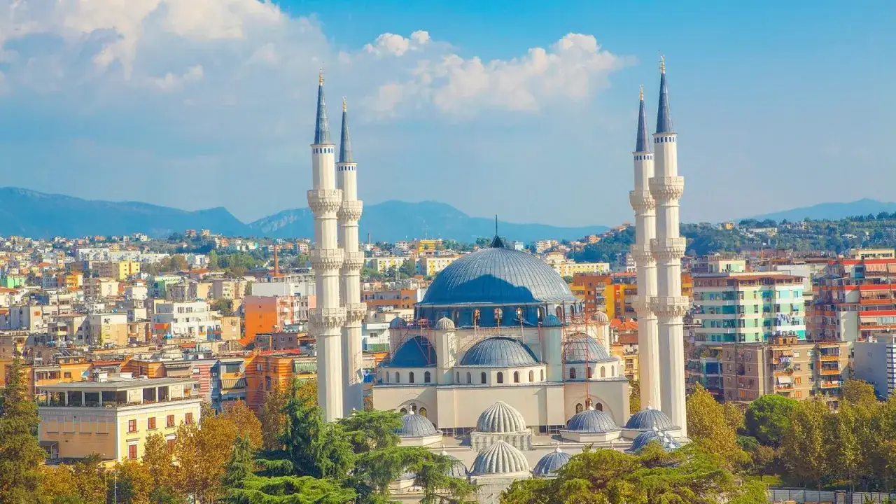Imponująca panorama Tirany z meczetem i minaretami. Warto zobaczyć w Tiranie to architektoniczne cudo.